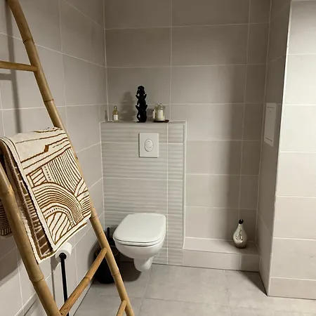 New 2 With Garden & Garage, Close To Parliament ستشيلتيغهيم