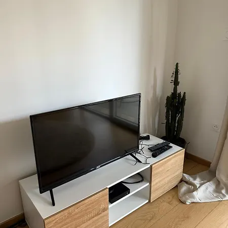 New 2 With Garden & Garage, Close To Parliament شقة *