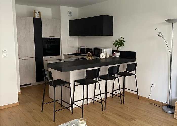 New 2 With Garden & Garage, Close To Parliament Апартаменты